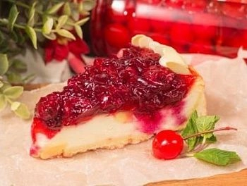 Тарт с садовой вишней