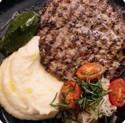 Плескавица с картофельным пюре и кремом из трав