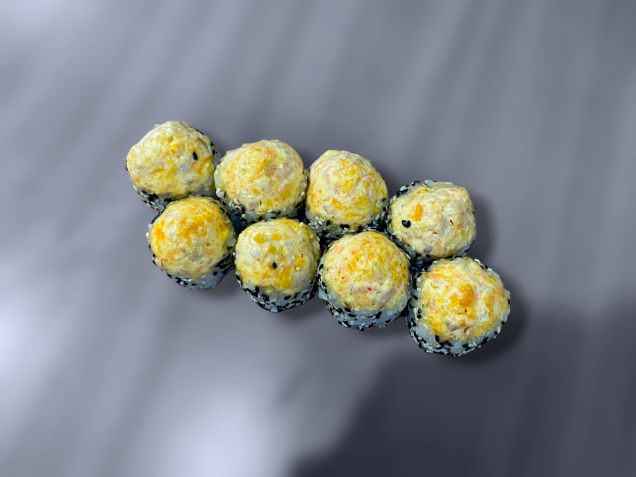 Запеченный ролл с лососем и окунем