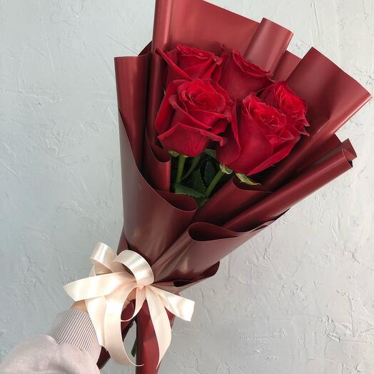 Пять роз в оформлении 