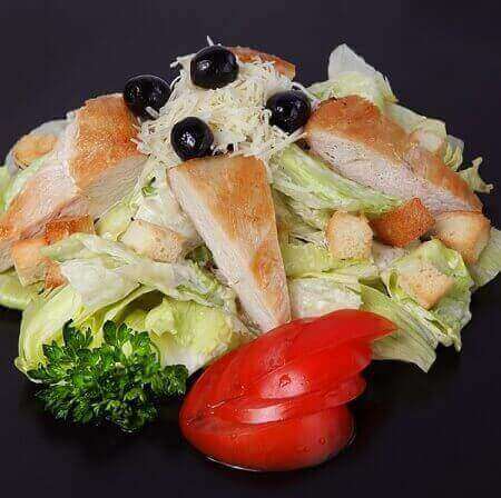 Цезарь с курицей салат