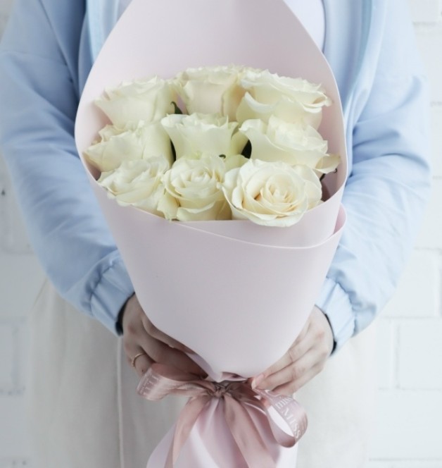 Нежный букетик "Для неё" из 9 белых роз в оформлении