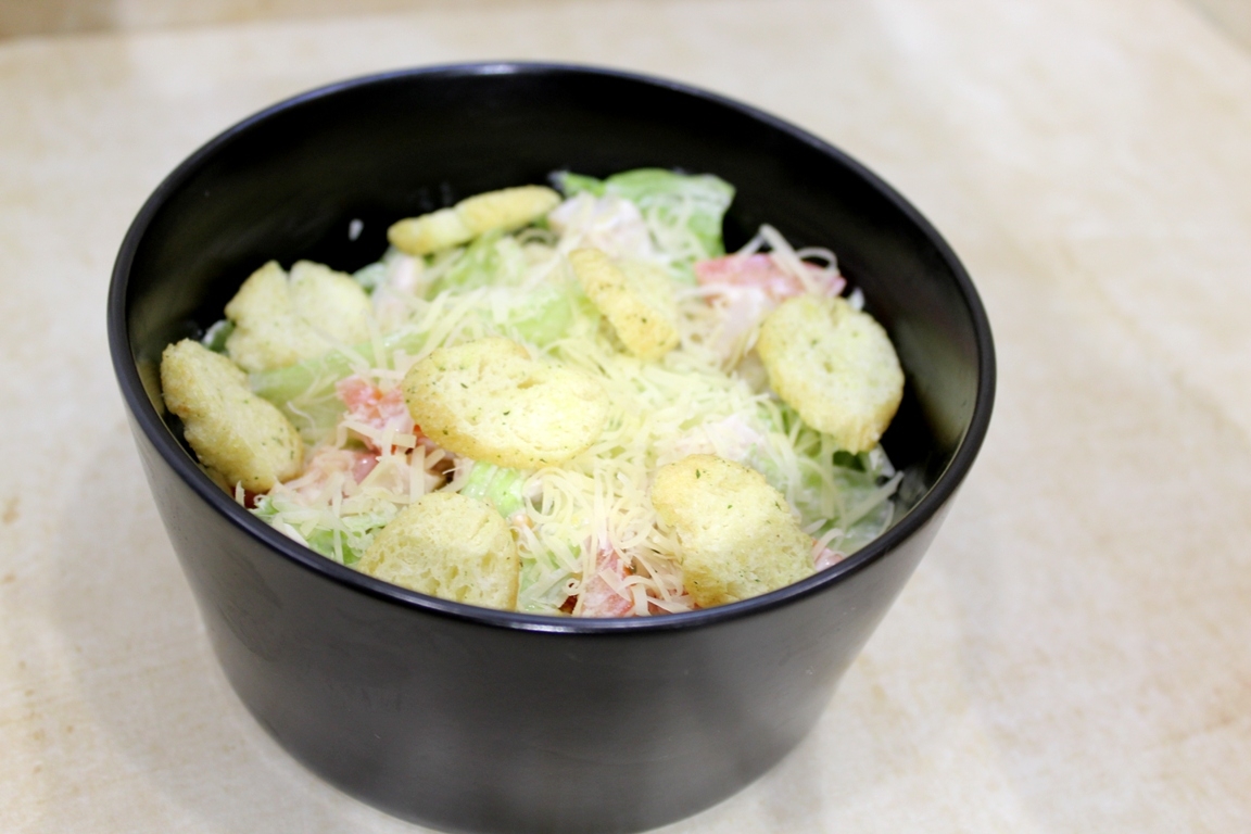 Салат Цезарь с курицей