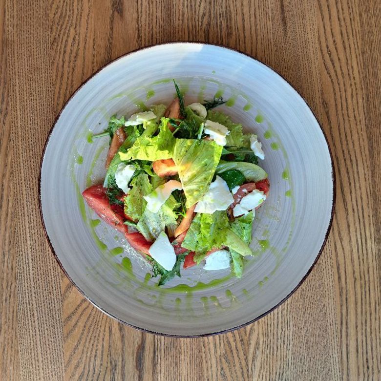 Салат с помидорами и мягким сыром