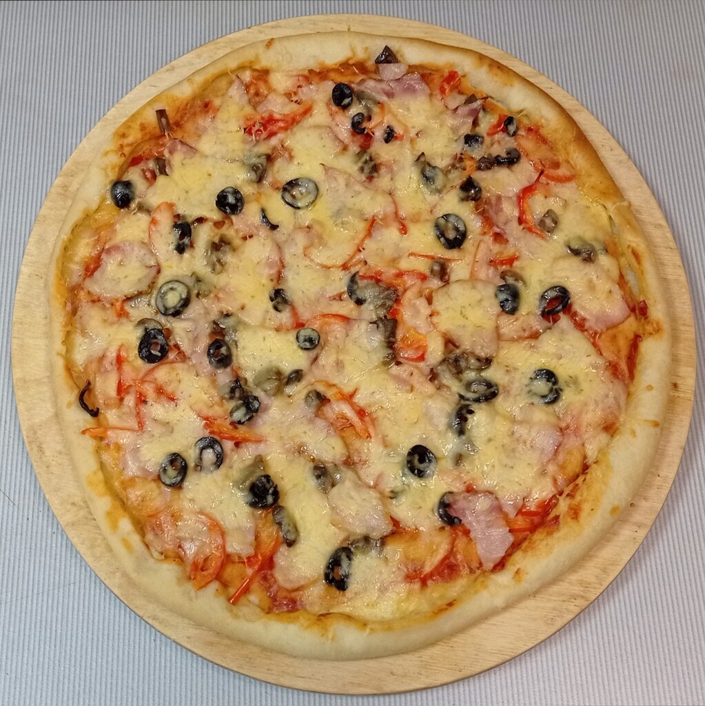 Пицца с беконом, курицей и грибами