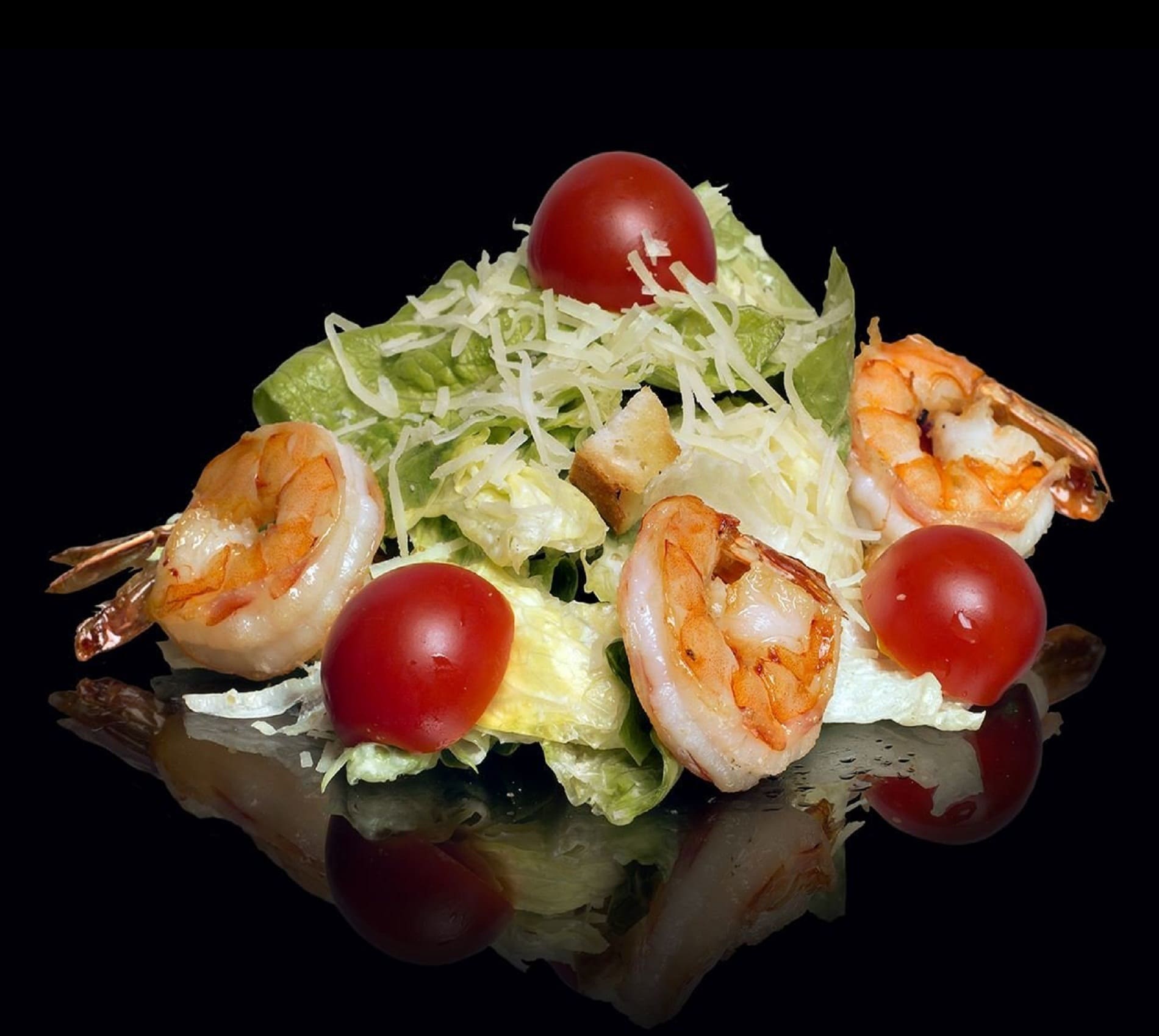салат Цезарь с креветками