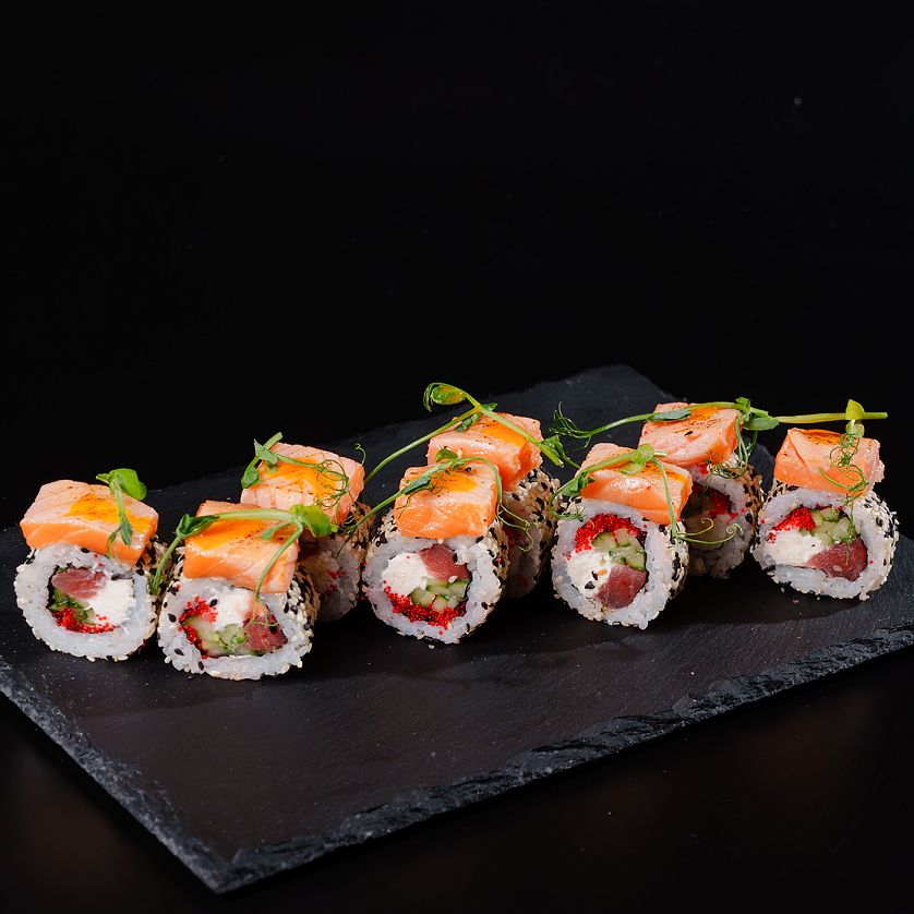 Ролл с опаленным лососем