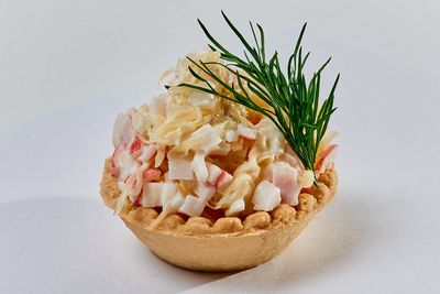 Тарталетки с салатом с крабовой палочкой