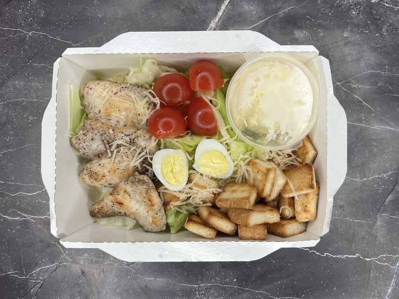 Салат Цезарь с курицей