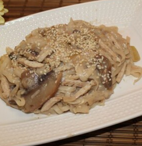 Лапша Wok с курицей в сливочном соусе