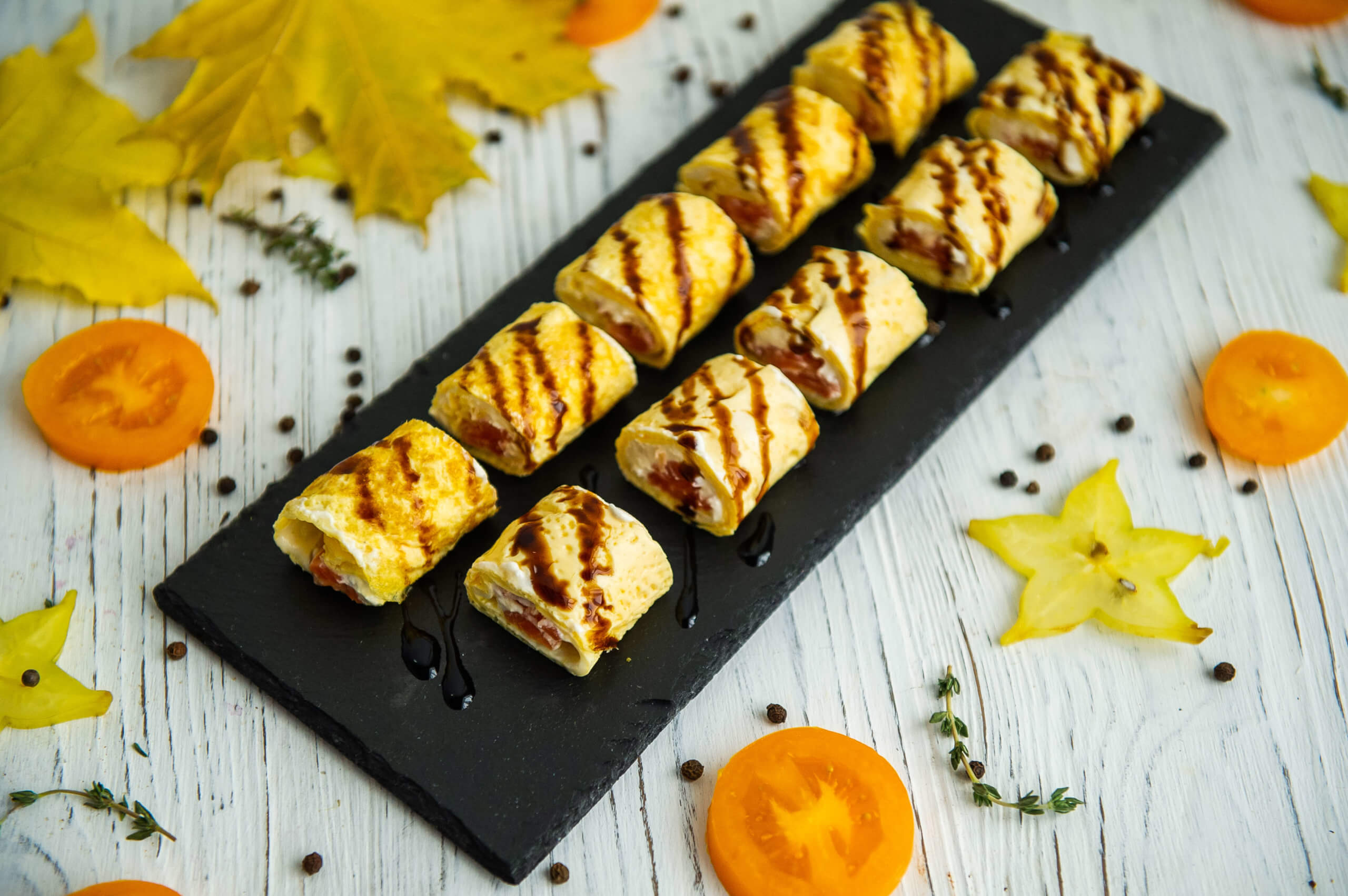 Роллы яичные с творожным сыром и семгой