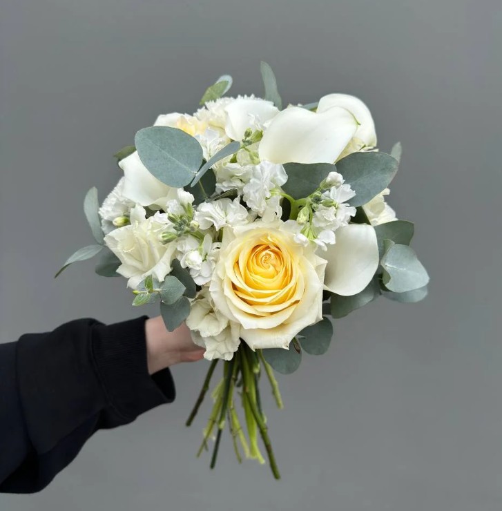 Свадебный букет с каллами и пионовидной розой