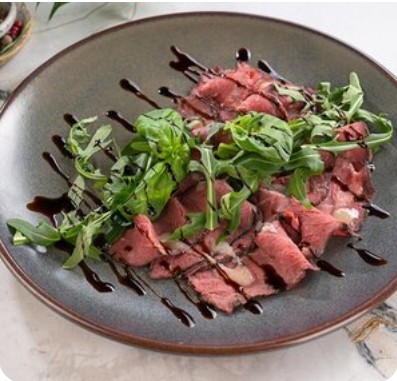 Ростбиф с руколой и пармезановым соусом