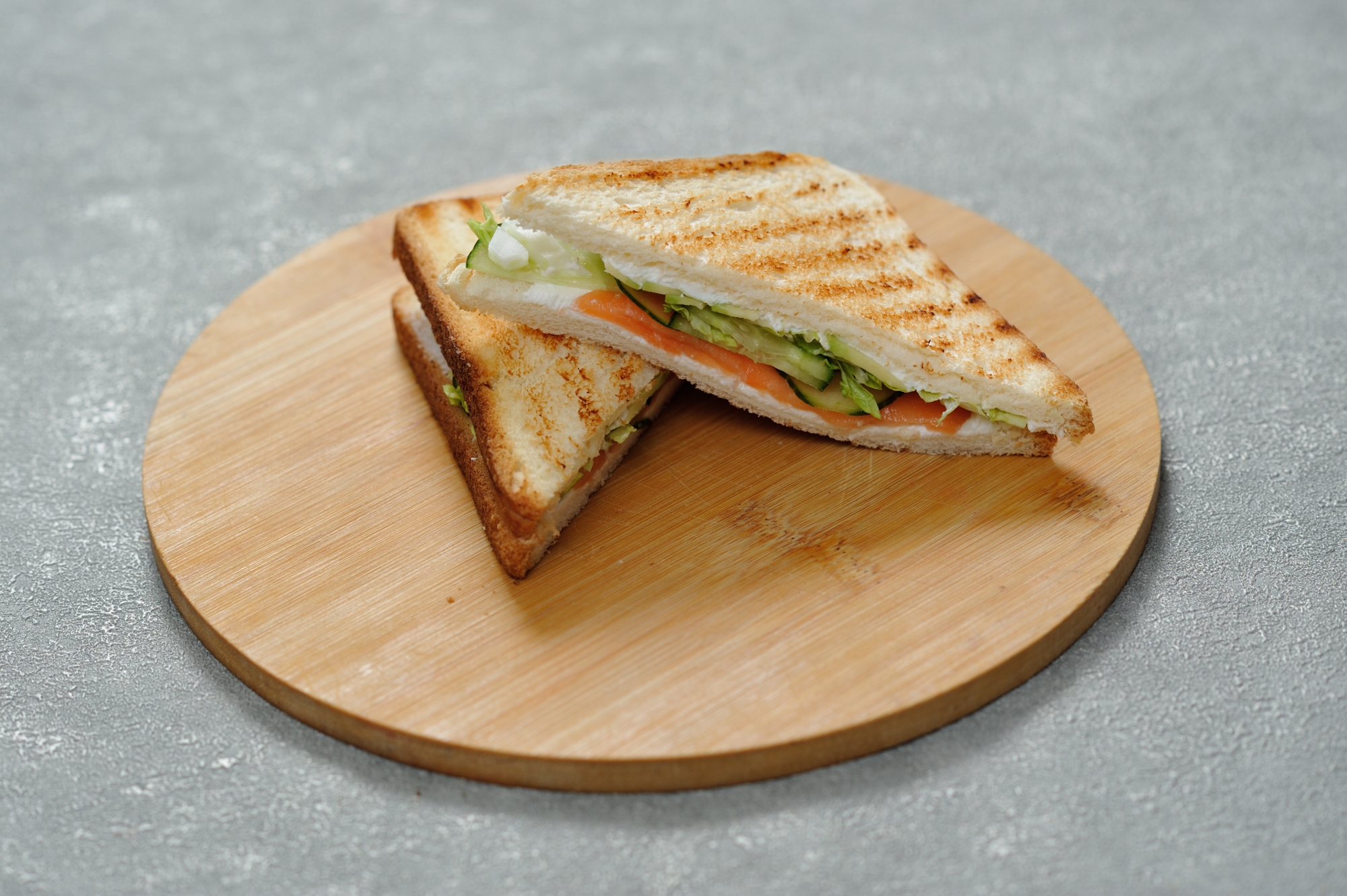 Сэндвич с авокадо и лососем