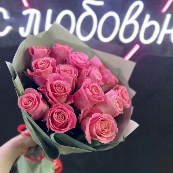 Букет из 15 светло-малиновых роз в нежно-зеленой упаковке