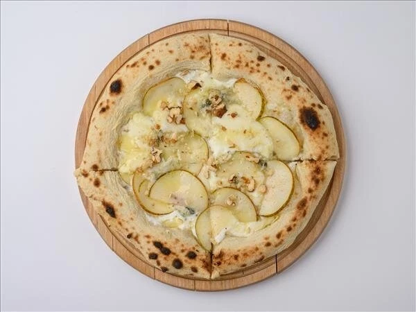 Пицца с грушей и горгонзолой