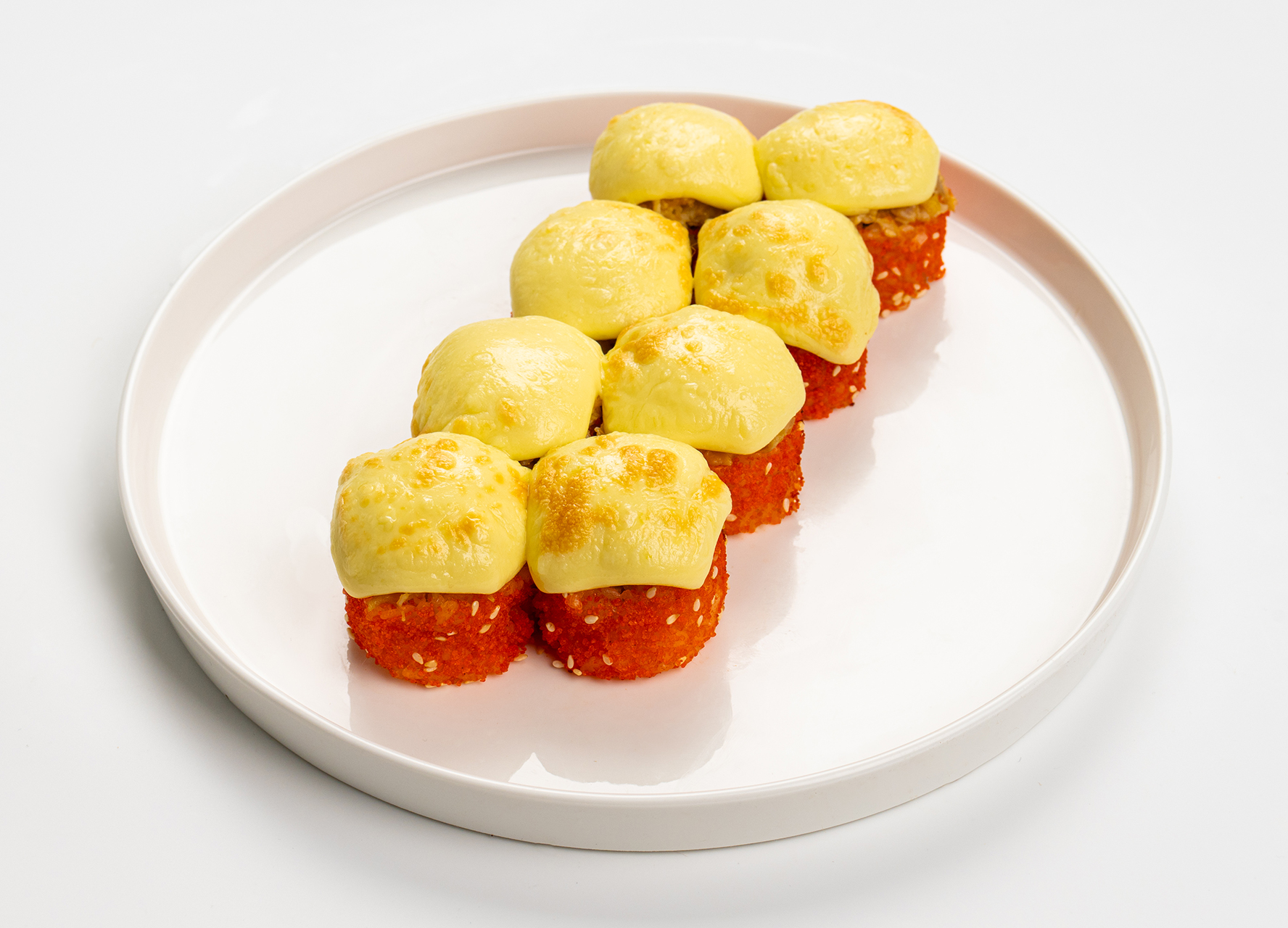Запеченный ролл с копченой куриной грудкой и сырным соусом