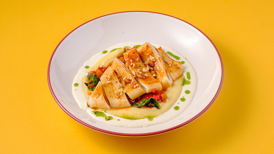 Жареный кальмар с капонатой, картофельным пюре и чесночным соусом