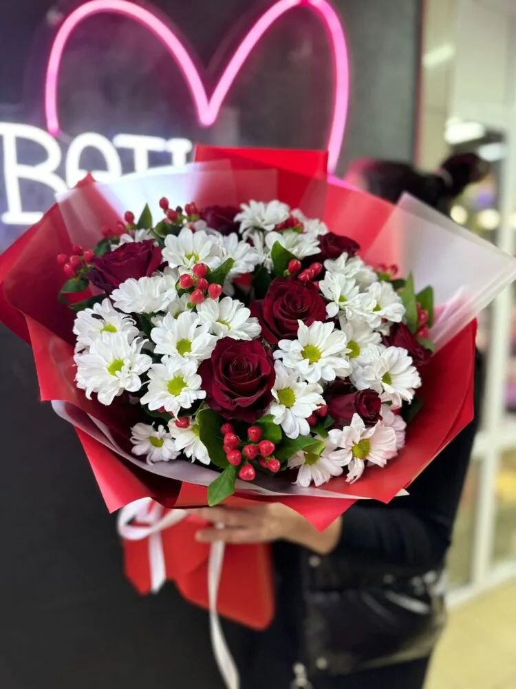 Букет из красных роз и белых хризантем в алой упаковке