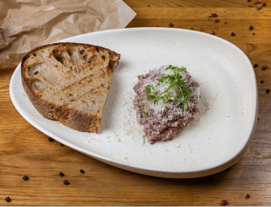 Тартар из говядины с каперсами и пармез.