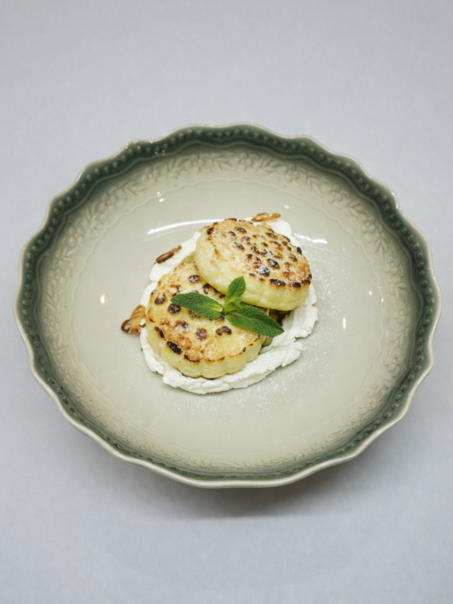 Сырники с яблоками в меде с корицей и взбитой сметаной