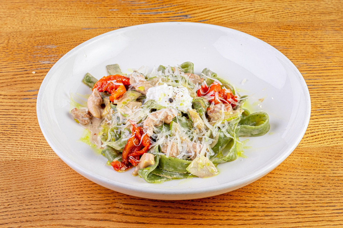 Феттуччине со шпинатом и куриным бедром