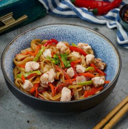 Вок с курицей, овощами и соусом