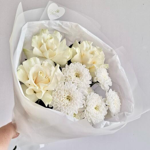 Букет «Нежный дуэт» из французских роз и хризантем