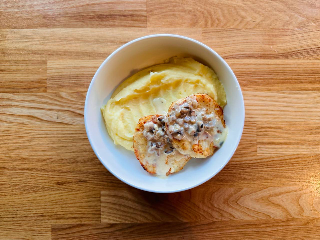 Куриные котлеты с грибным соусом и пюре