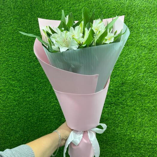 Букет из 5 белых альстромерий