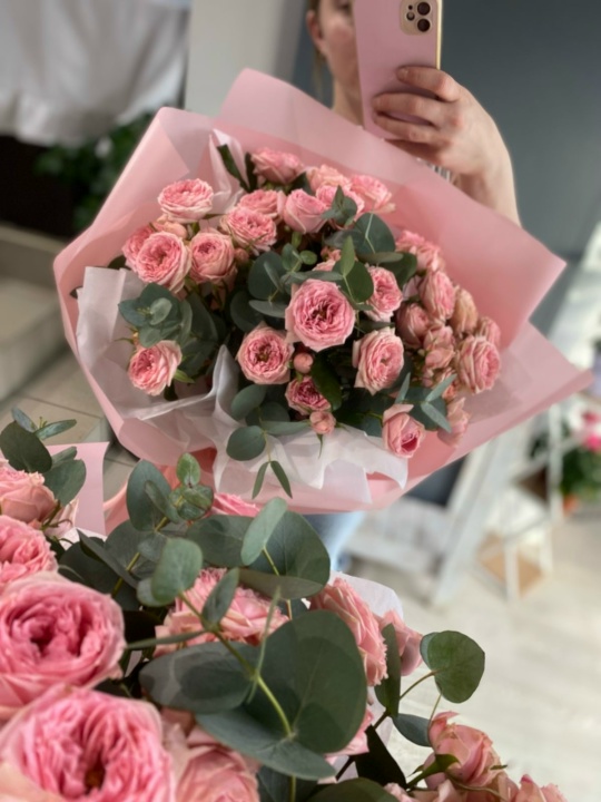 Букет из кустовых пионовидных роз