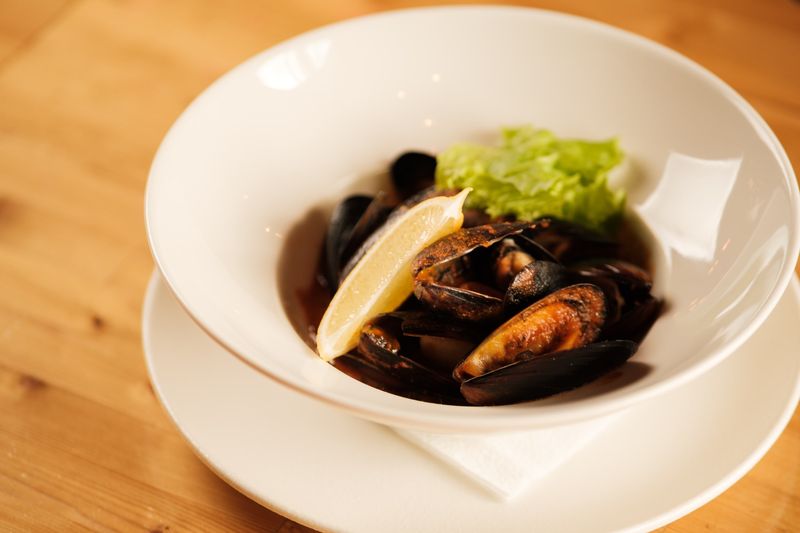 Мидии в томатном соусе с гренками