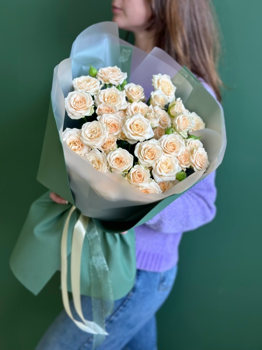 Монобукет из кустовых кремовых роз Таня