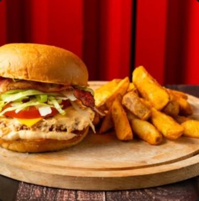 Жареная курица с беконом и сыром чеддер с картофелем по-деревенски