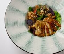 Салат с хрустящим баклажаном и угрем