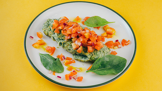 Зеленый омлет с нежным лососем и тар таром из свежих овощей