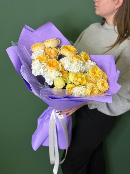 Букет с желтыми кустовыми розами и диантусами