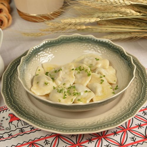 Пельмени с мясом лося и копчёной сметаной.