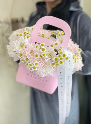 Композиция в сумке из розовой хризантемы с ромашкой