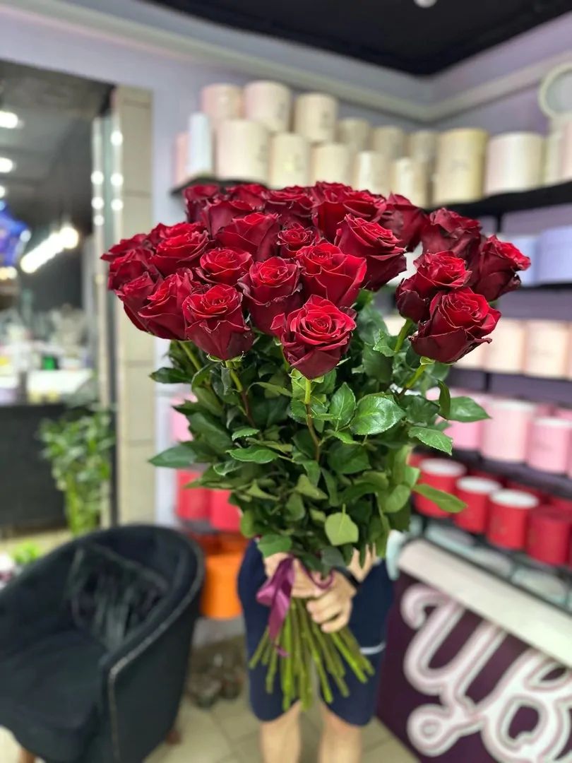 Букет из 21 алой розы 100 см на атласной ленте