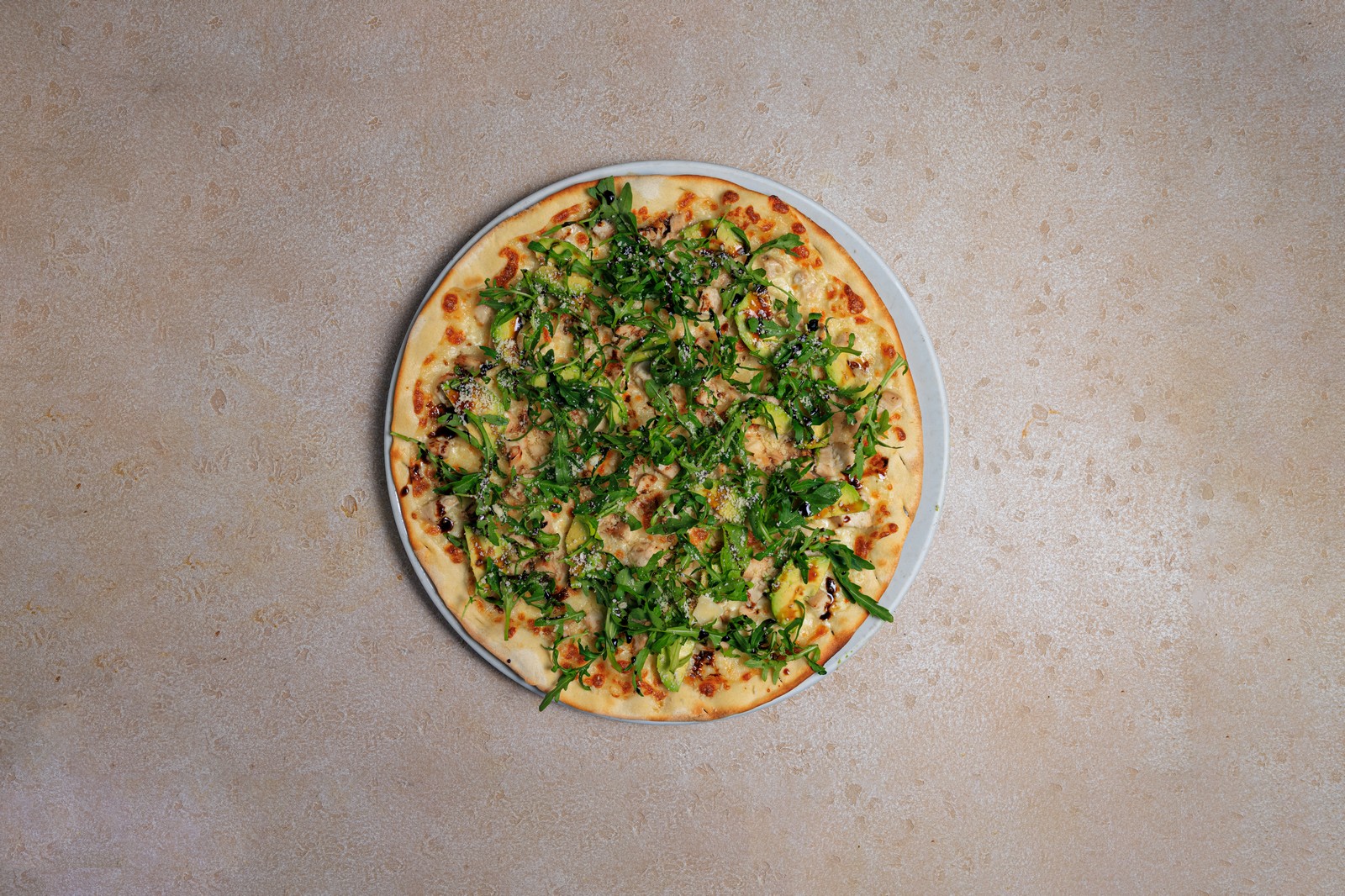 Пицца с курицей и авокадо