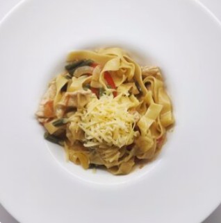 Паста с курицей и овощами