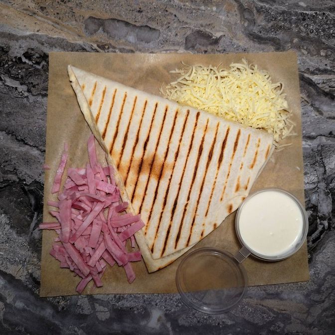Треугольник с ветчиной и сыром