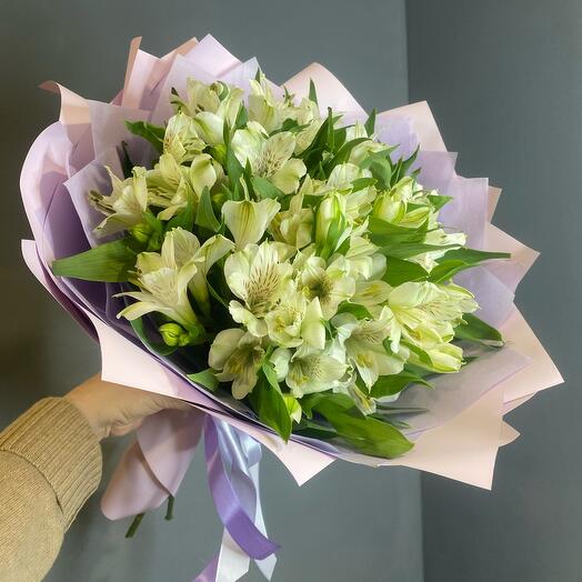 9 белых альстромерий