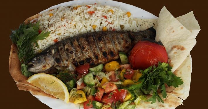 Форель целая маленькая на углях