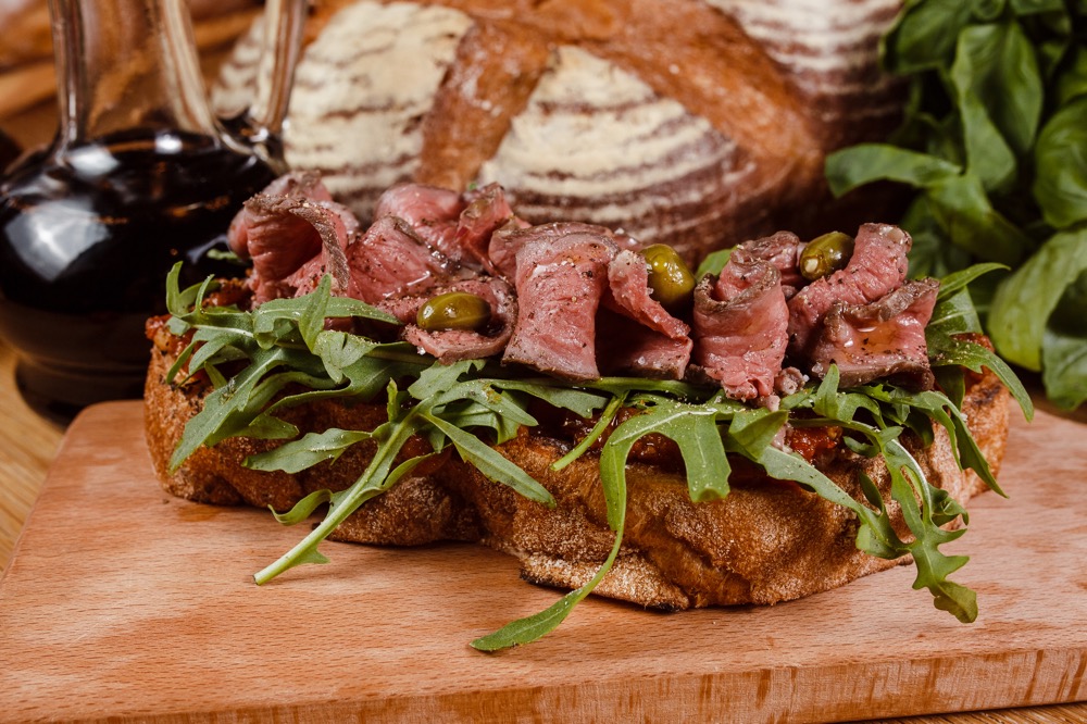 Брускетта с телятиной, каперсами и красным соусом