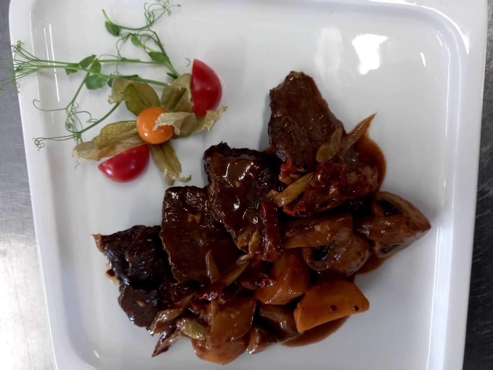 Телячьи щечки с грибами и картофелем