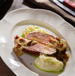 Утка с белыми грибами и картофельным пюре