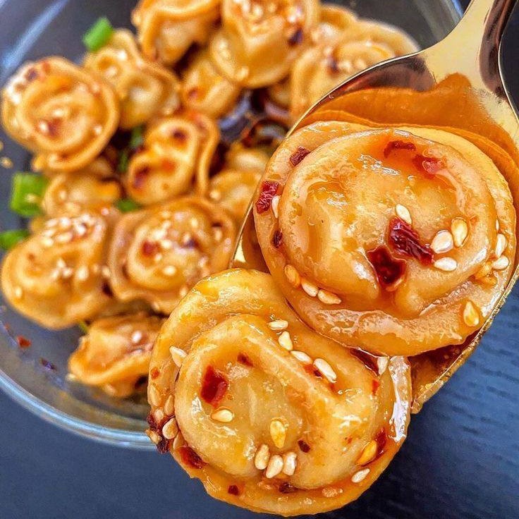 Острые жаренные пельмени с кунжутом