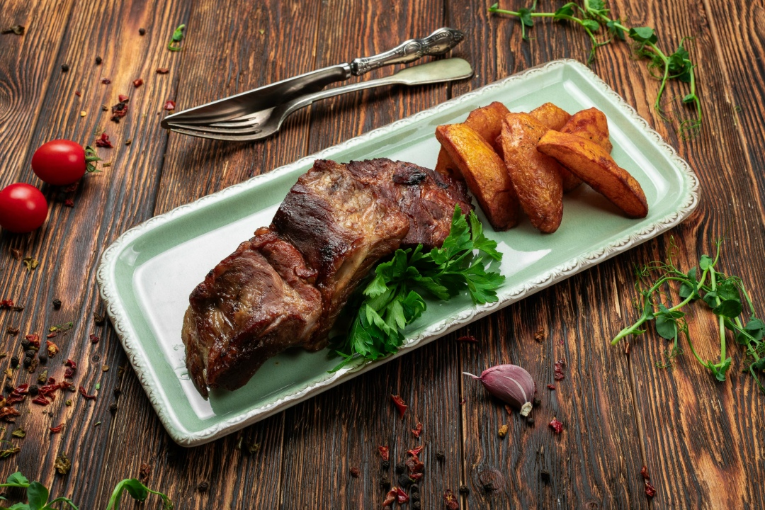 Свиные ребрышки тушеные в соусе BBQ с картофелем